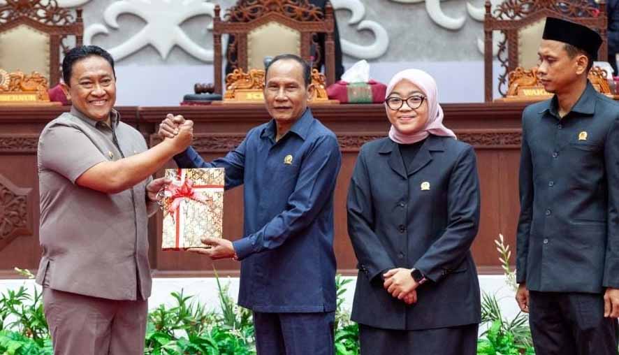 Penyerahan naskah Raperda oleh Wagub, Edy Pratowo kepada Ketua DPRD Kalteng, Arton S Dohong secara simbolis