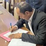 Ketua DPRD Prov. Kalteng Arton S. Dohong saat menandatangani serah terima dokumen Rancangan Awal RPJMD