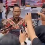 Drs. Arton S. Dohong saat diwawancarai awak media