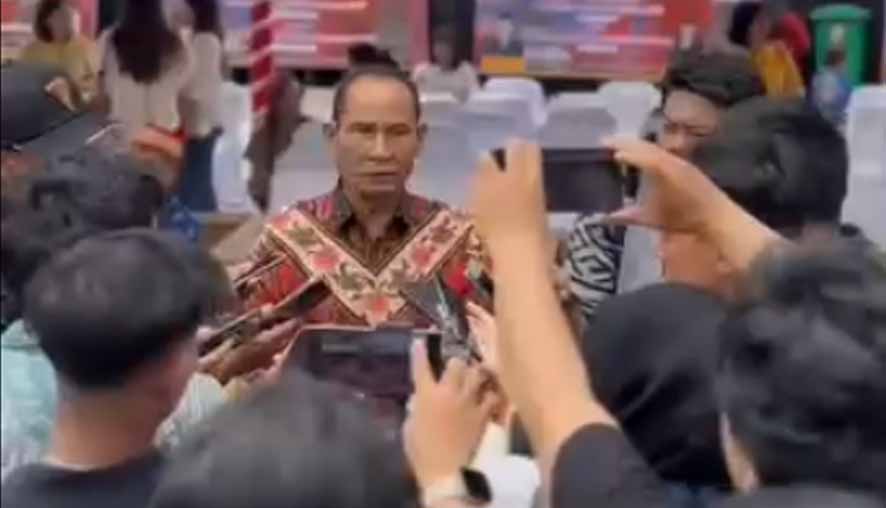 Drs. Arton S. Dohong saat diwawancarai awak media