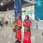 Petugas Customer Service Mobile (CSM) Berbusana Adat Sambut Penumpang di Terminal Penumpang Bandar Deli Pelabuhan Belawan