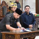 Wakil Bupati Kapuas, Dodo, saat melakukan Penandatanganan Nota Kesepatakan Rancangan Awal RPJMD Kabupaten Kapuas tahun 2025-2029, di Ruang Rapat Paripurna DPRD Kapuas, Kamis (22/5/2025).