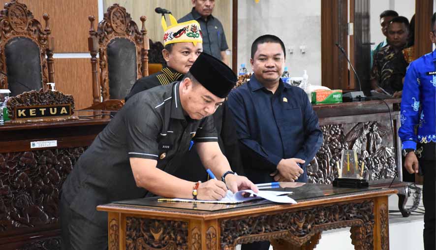 Wakil Bupati Kapuas, Dodo, saat melakukan Penandatanganan Nota Kesepatakan Rancangan Awal RPJMD Kabupaten Kapuas tahun 2025-2029, di Ruang Rapat Paripurna DPRD Kapuas, Kamis (22/5/2025).
