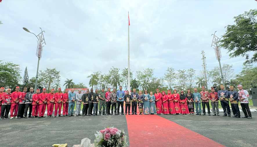 Foto bersama usai pelaksanaan Upacara Peringatan Hari Jadi Provinsi Kalimantan Tengah ke - 68 Tahun 2025 tingkat Kabupaten Kapuas