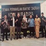 Ketua II DPRD Kabupaten Kapuas, Berinto S.H., MH., dan Ketua Pansus III, Drs. Ilham, M.Pd., didampingi DPPPAKB Kabupaten Kapuas Danung Sri Wulandari, MPH sebagai Kabid Pemberdayaan dan perlindungan Hak perempuan foto bersama ketika kunjungan di DPRD Kota Surabaya, Kamis (15/5/2025).