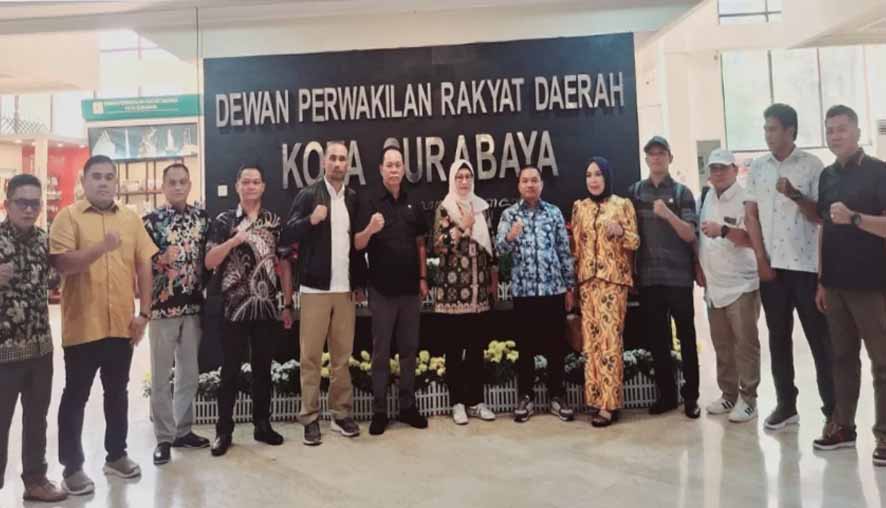 Ketua II DPRD Kabupaten Kapuas, Berinto S.H., MH., dan Ketua Pansus III, Drs. Ilham, M.Pd., didampingi DPPPAKB Kabupaten Kapuas Danung Sri Wulandari, MPH sebagai Kabid Pemberdayaan dan perlindungan Hak perempuan foto bersama ketika kunjungan di DPRD Kota Surabaya, Kamis (15/5/2025).