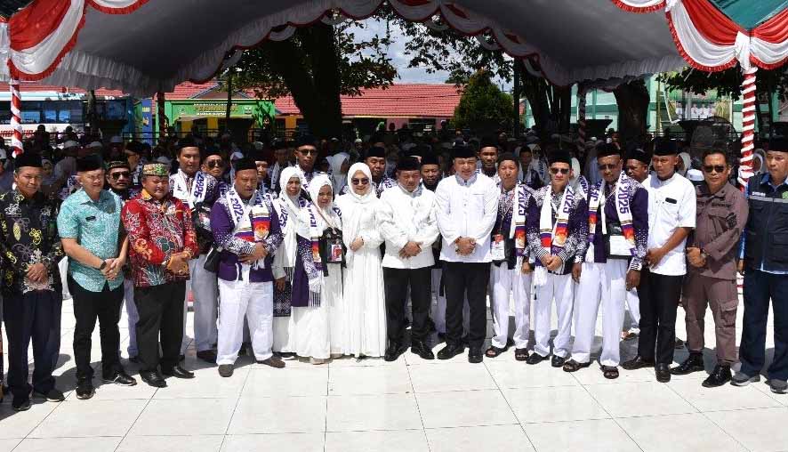 Ketua DPRD Kapuas Hadiri Pelepasan Rombongan Jamaah Calon Haji