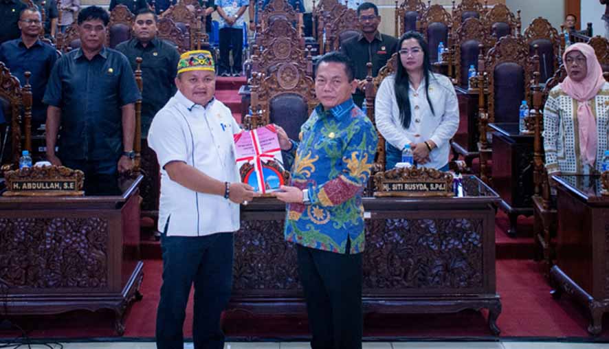 Bupati Kapuas HM Wiytatno saat menyerahkan Rancangan Awal RPJMD Kabupaten Kapuas Tahun 2025-2029 pada Rapat Paripurna ke 7 Masa Persidangan II Tahun Sidang 2025, bertempat di Ruang Rapat Paripurna DPRD Kapuas, Rabu (21/5/2025) malam.
