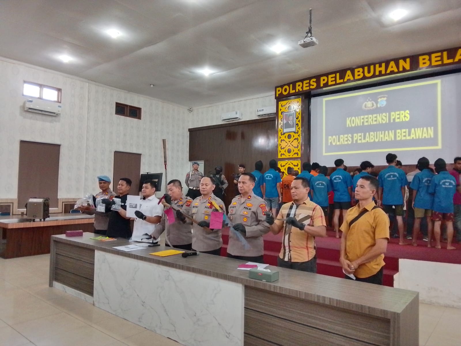 Kapolres Pelabuhan Belawan Paparkan Kasus Tawuran dan Barang Bukti