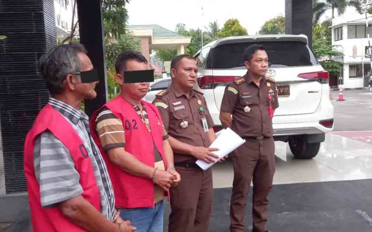 Kasi Intel, Datman Kataren (pegang kertas) dan Kasi Pidsus, Baihaki bersama kedua tersangka dalam jumpa pers di halaman Kejari Palangka Raya, Senin (9/12/2024) sore.