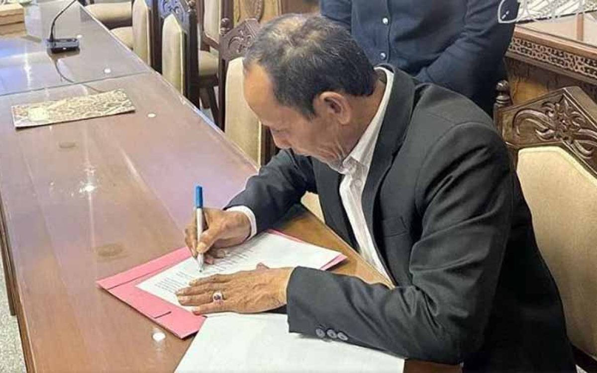 Ketua DPRD Prov. Kalteng Arton S. Dohong saat menandatangani serah terima dokumen Rancangan Awal RPJMD