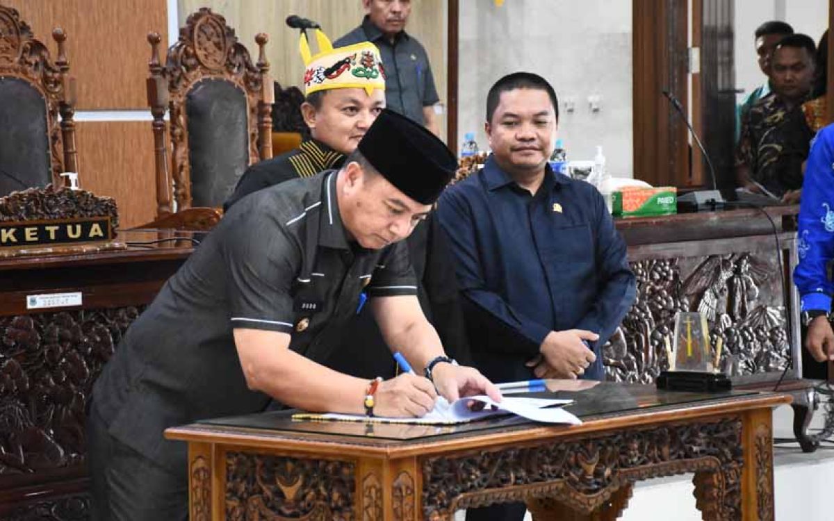 Wakil Bupati Kapuas, Dodo, saat melakukan Penandatanganan Nota Kesepatakan Rancangan Awal RPJMD Kabupaten Kapuas tahun 2025-2029, di Ruang Rapat Paripurna DPRD Kapuas, Kamis (22/5/2025).