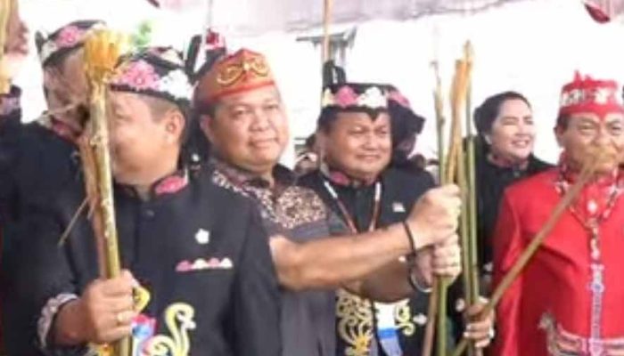 DPRD Kapuas Ikuti Acara Laluhan Sebagai Rangkaian Harjad Kota Kuala Kapuas ke 219 dan HUT Pemkab Kapuas ke 74
