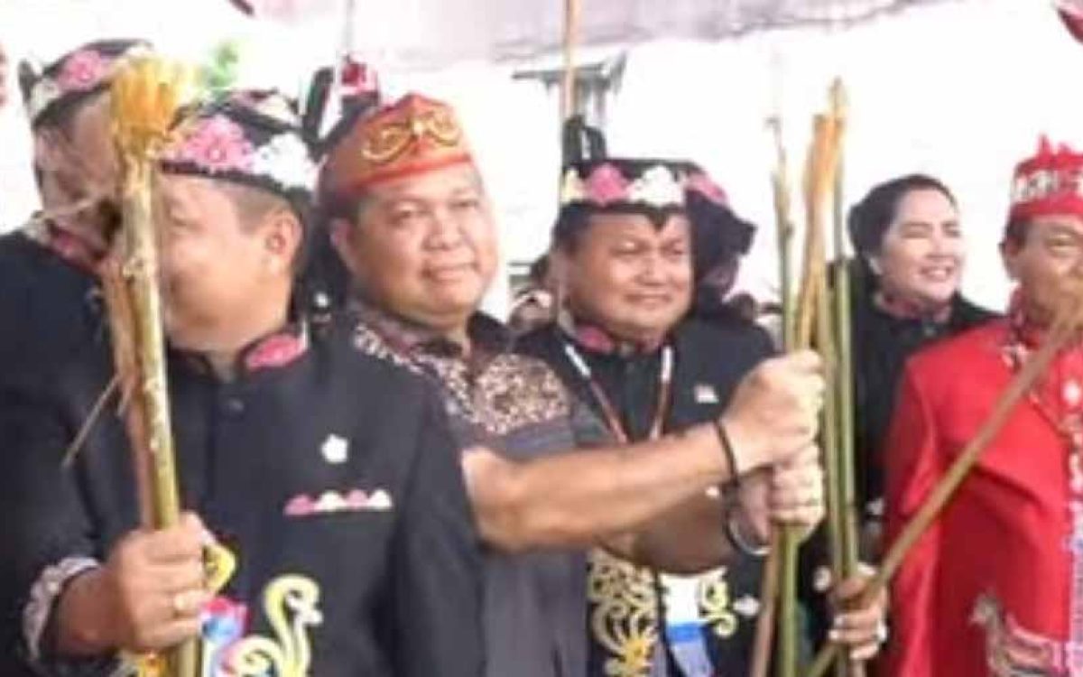 DPRD Kapuas Ikuti Acara Laluhan Sebagai Rangkaian Harjad Kota Kuala Kapuas ke 219 dan HUT Pemkab Kapuas ke 74