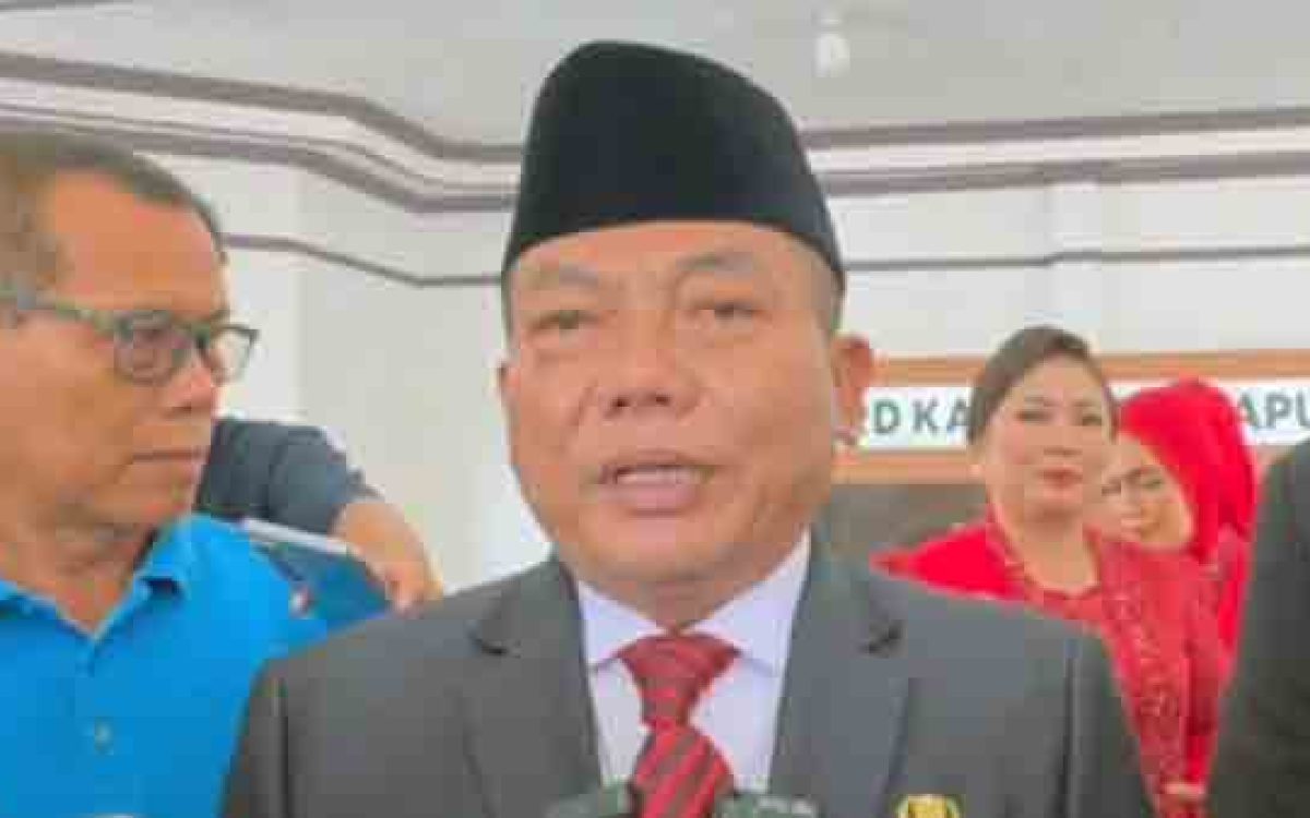 Bupati Kapuas Wiyatno saat menyampaikan keterangannya usai menghadiri Rapur DPRD, Senin (3/3/2025). Foto : Red