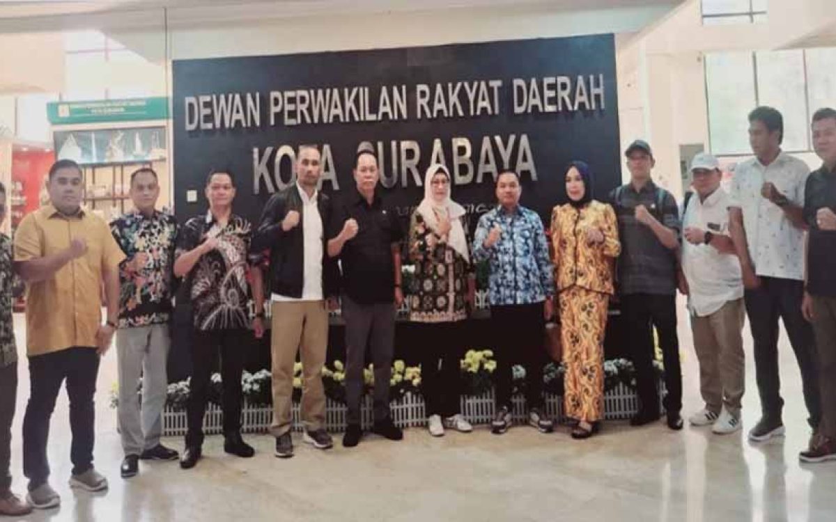 Ketua II DPRD Kabupaten Kapuas, Berinto S.H., MH., dan Ketua Pansus III, Drs. Ilham, M.Pd., didampingi DPPPAKB Kabupaten Kapuas Danung Sri Wulandari, MPH sebagai Kabid Pemberdayaan dan perlindungan Hak perempuan foto bersama ketika kunjungan di DPRD Kota Surabaya, Kamis (15/5/2025).