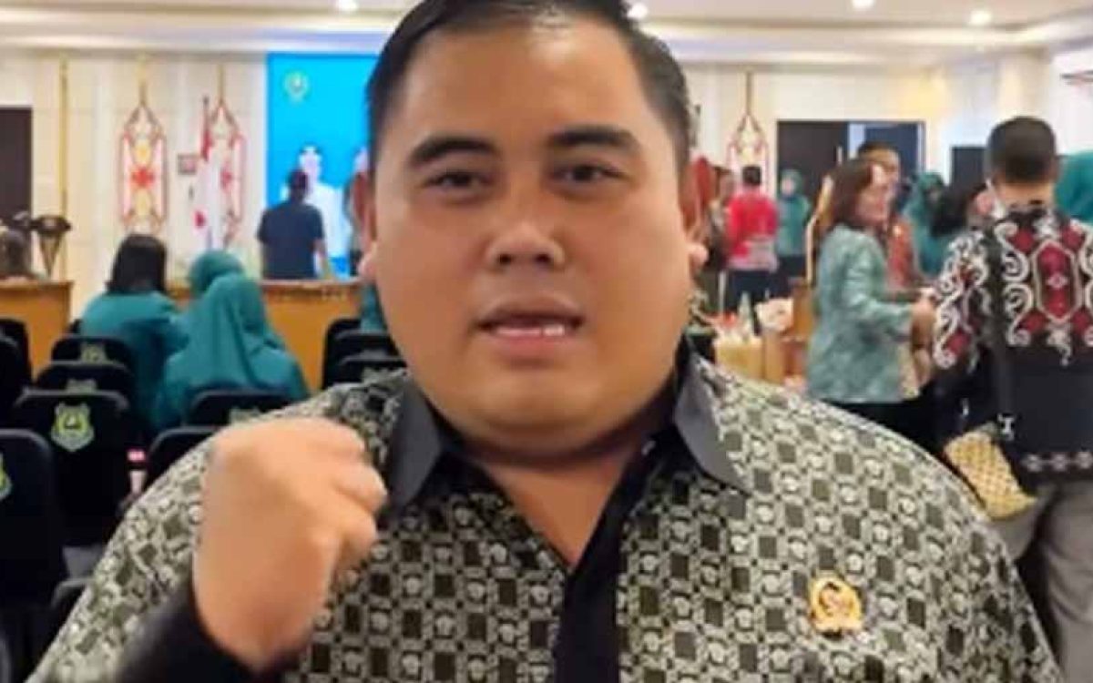 Anggota DPRD Kabupaten Kapuas  H. Abdullah, S.E saat menghadiri acara pelantikan Ketua sekaligus jajaran Tim Penggerak Pemberdayaan dan Kesejahteraan Keluarga (TP PKK) Kabupaten Kapuas, bertempat di Ruang Rapat Rumah Jabatan Bupati Kapuas, Sabtu (24/5/2025).