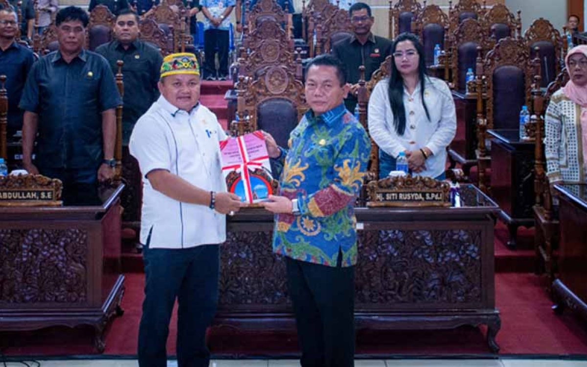 Bupati Kapuas HM Wiytatno saat menyerahkan Rancangan Awal RPJMD Kabupaten Kapuas Tahun 2025-2029 pada Rapat Paripurna ke 7 Masa Persidangan II Tahun Sidang 2025, bertempat di Ruang Rapat Paripurna DPRD Kapuas, Rabu (21/5/2025) malam.