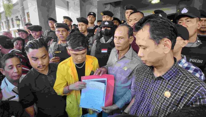 Dewan Berjanji Akan Sampaikan Aspirasi Para Mahasiswa ke Pemerintah