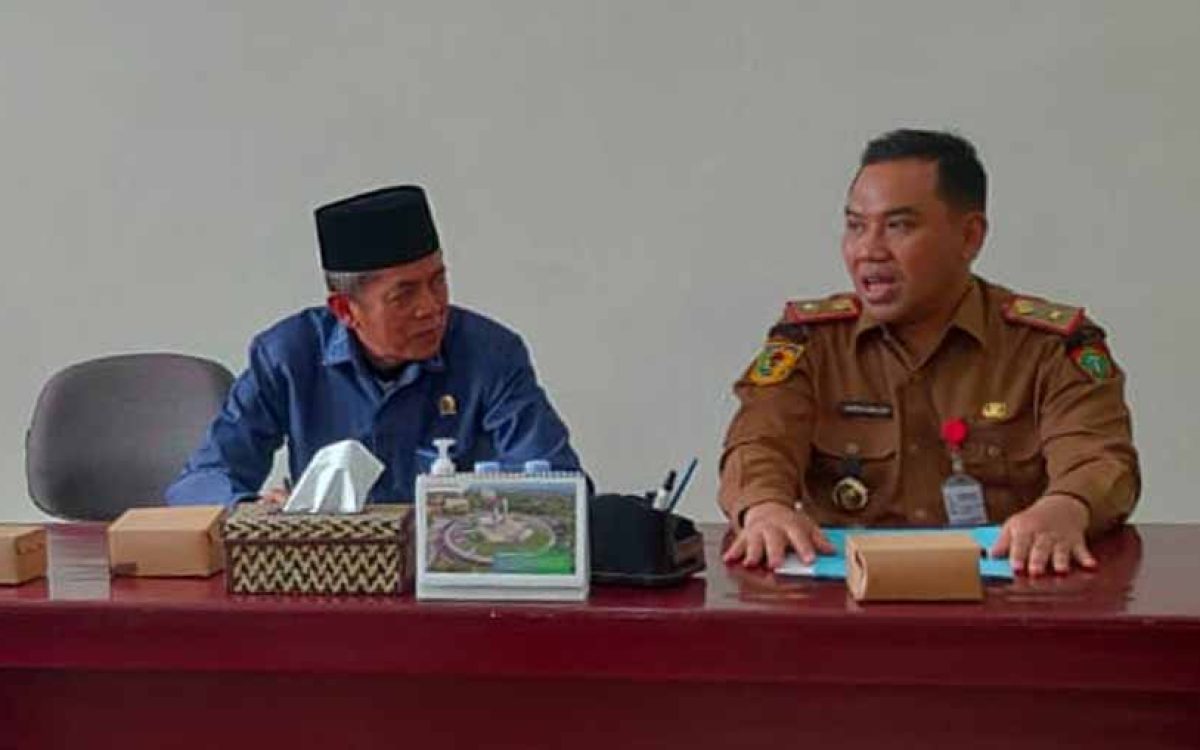 Ketua Komisi I DPRD Kalteng H. Muhajirin dan Kepala Dinas Perkebunan H. Rizky Ramadhana Badjuri