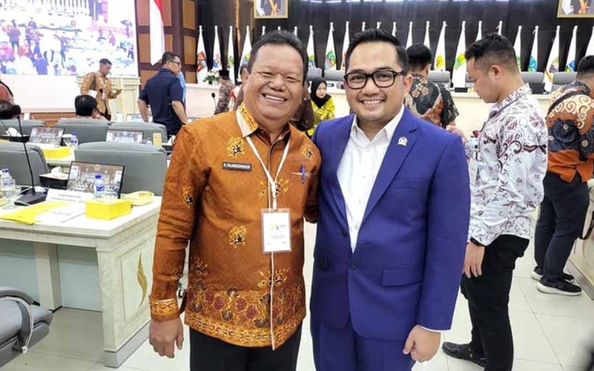 Sekretaris DPRD Kalteng H. Pajarudinnoor (kiri) menghadiri Munas I ASDPSI Tahun 2025