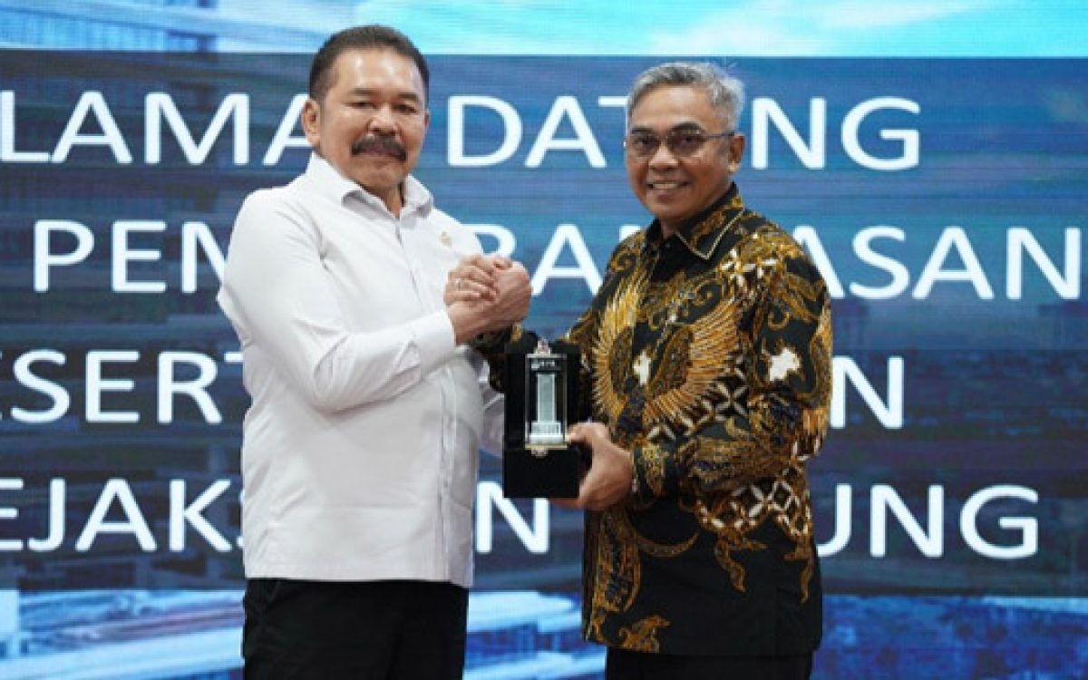 Jaksa Agung Burhanuddin menerima kunjungan Kehormatan Ketua Komisi Pemberantasan Korupsi (KPK) Komjen Pol. Setyo Budiyanto. Foto: puspenkum kejagung.