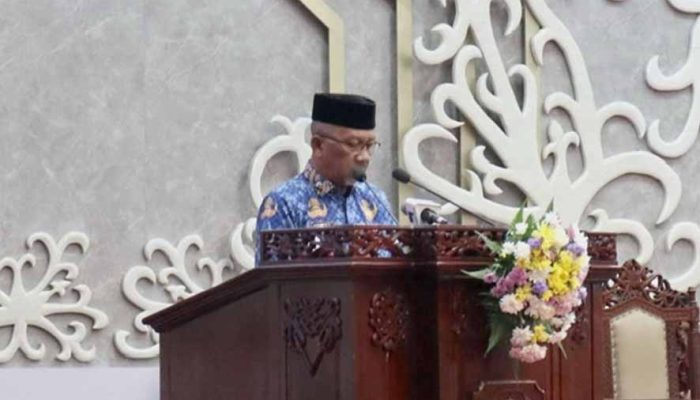 Plt Sekda Sampaikan Pidato Jawaban Gubernur Atas Pemandangan Umum Fraksi Pendukung DPRD