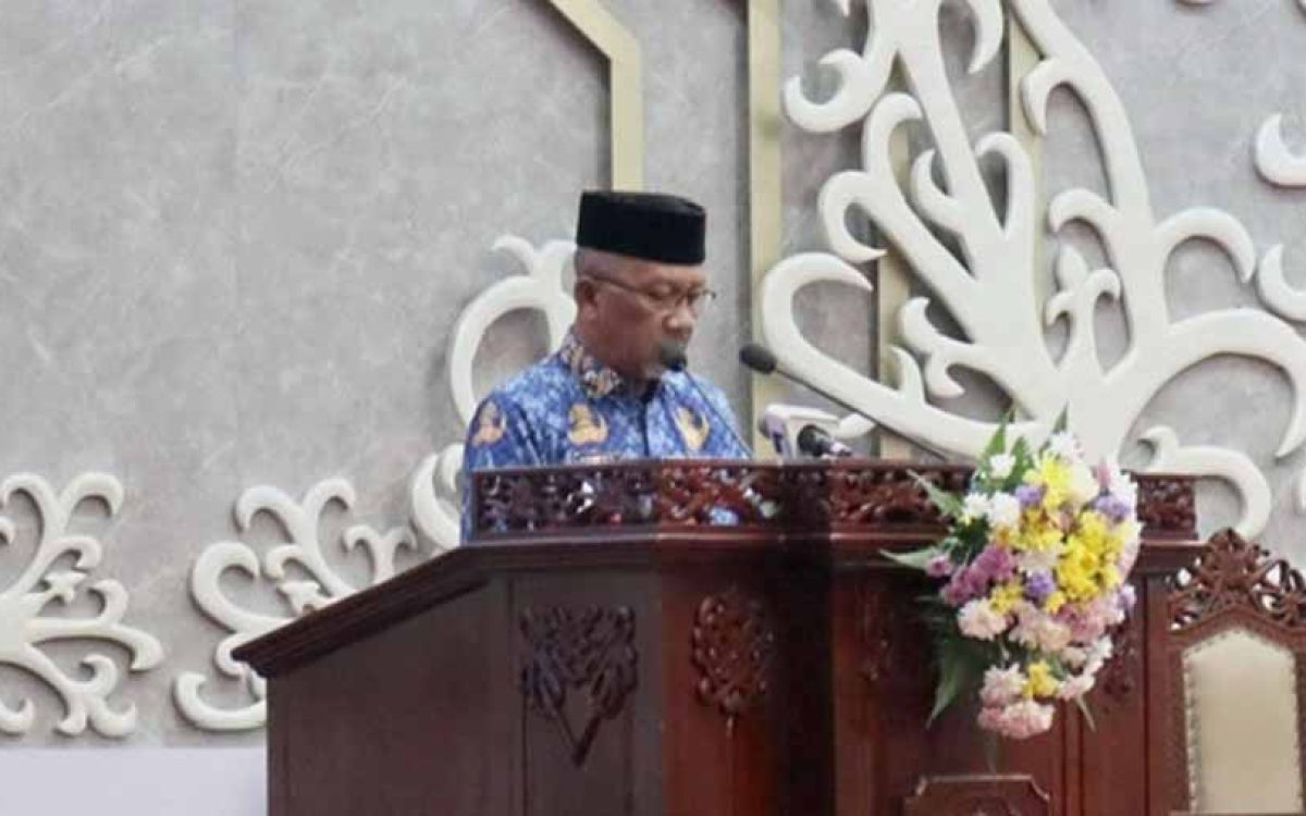 Plt Sekda Sampaikan Pidato Jawaban Gubernur Atas Pemandangan Umum Fraksi Pendukung DPRD
