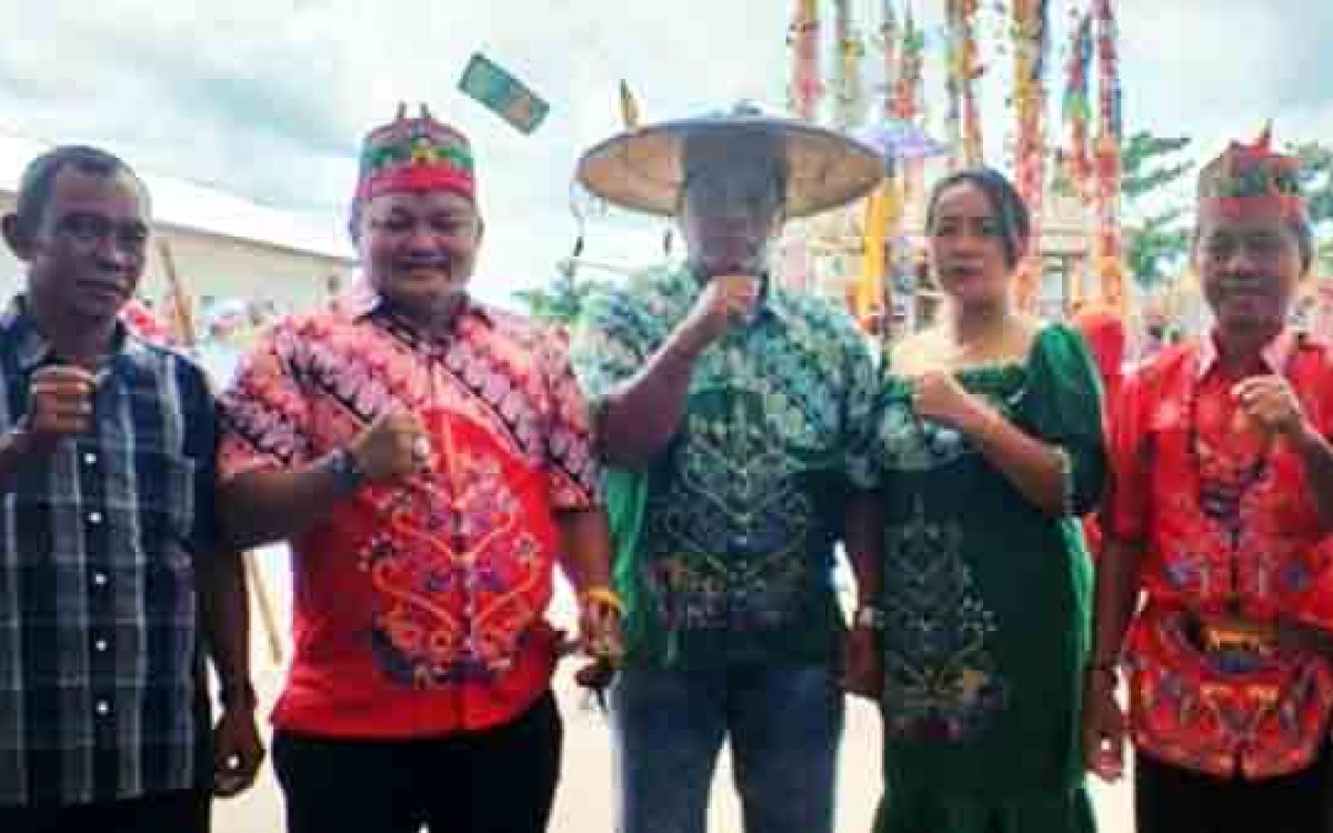 Ketua  DPRD  Kapuas Ardiansah saat menghadiri Upacara Tiwah yang di gelar Keluarga besar Uwau Sumeng. (foto : Ist)