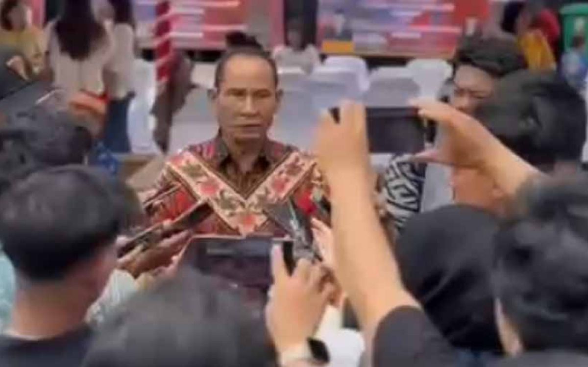 Drs. Arton S. Dohong saat diwawancarai awak media