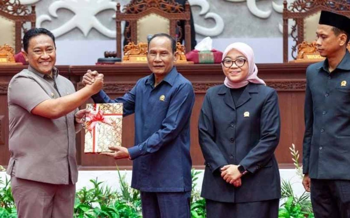 Penyerahan naskah Raperda oleh Wagub, Edy Pratowo kepada Ketua DPRD Kalteng, Arton S Dohong secara simbolis