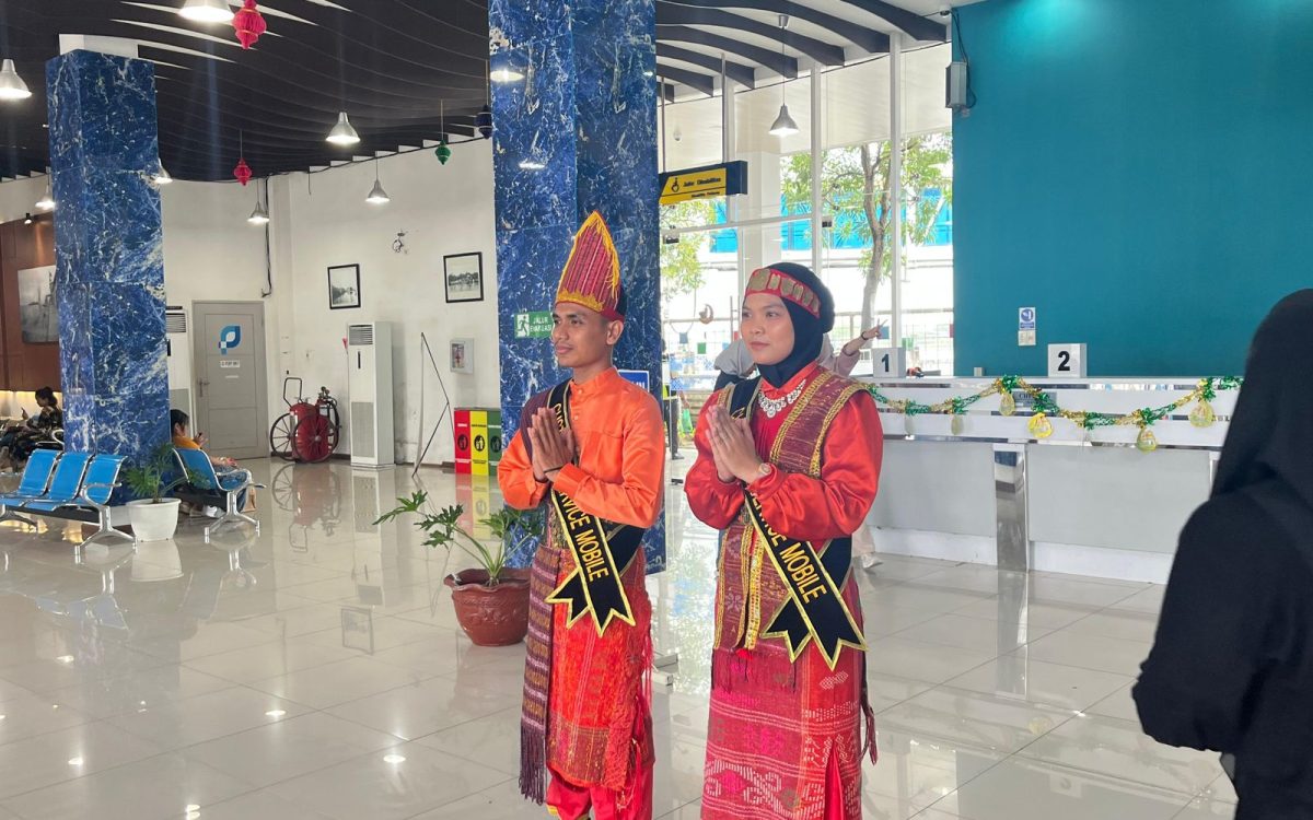 Petugas Customer Service Mobile (CSM) Berbusana Adat Sambut Penumpang di Terminal Penumpang Bandar Deli Pelabuhan Belawan