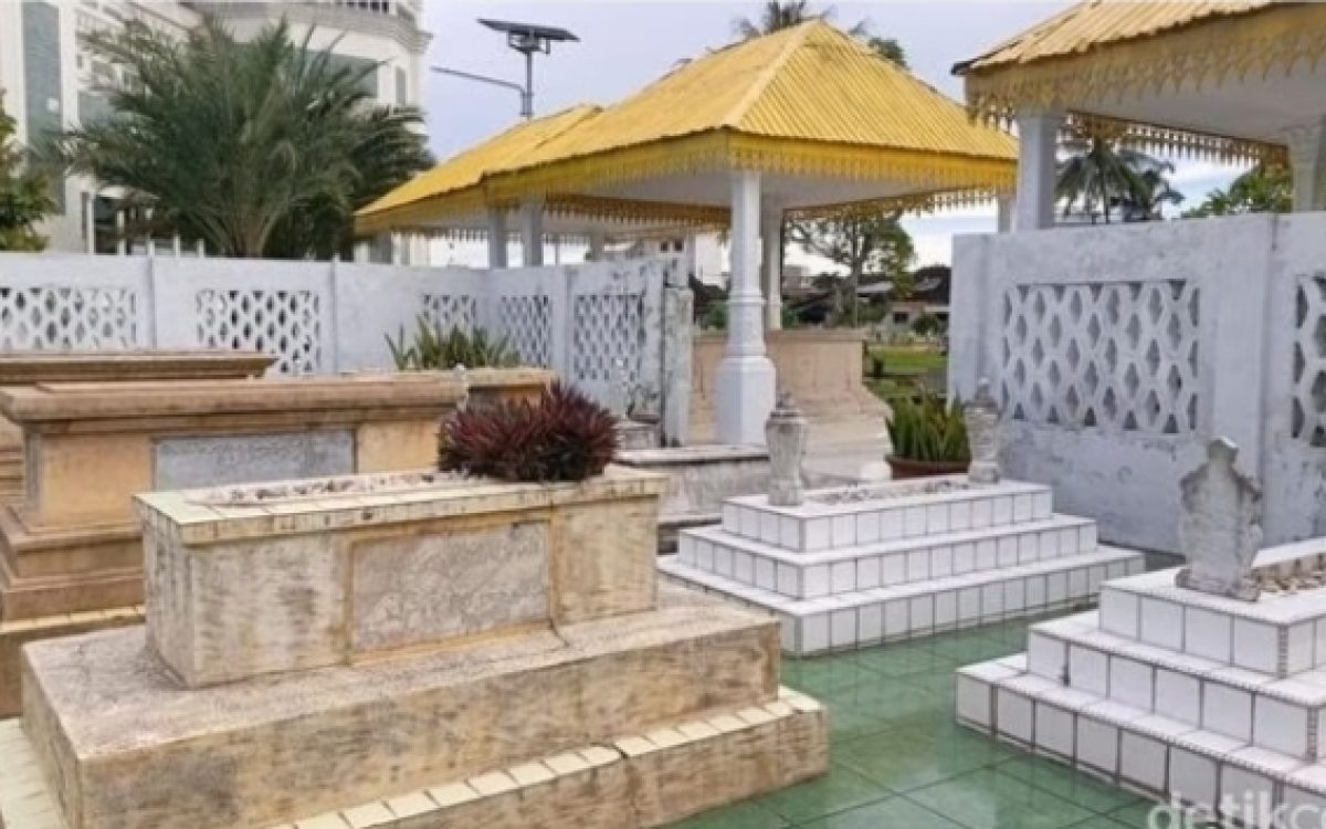 Melihat Makam Para Sultan Deli di Masjid Raya Al Mashun